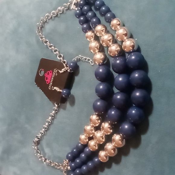 Paparazzi layered necklace on a rolo  chain with matching earrings. - Picture 1 of 4
